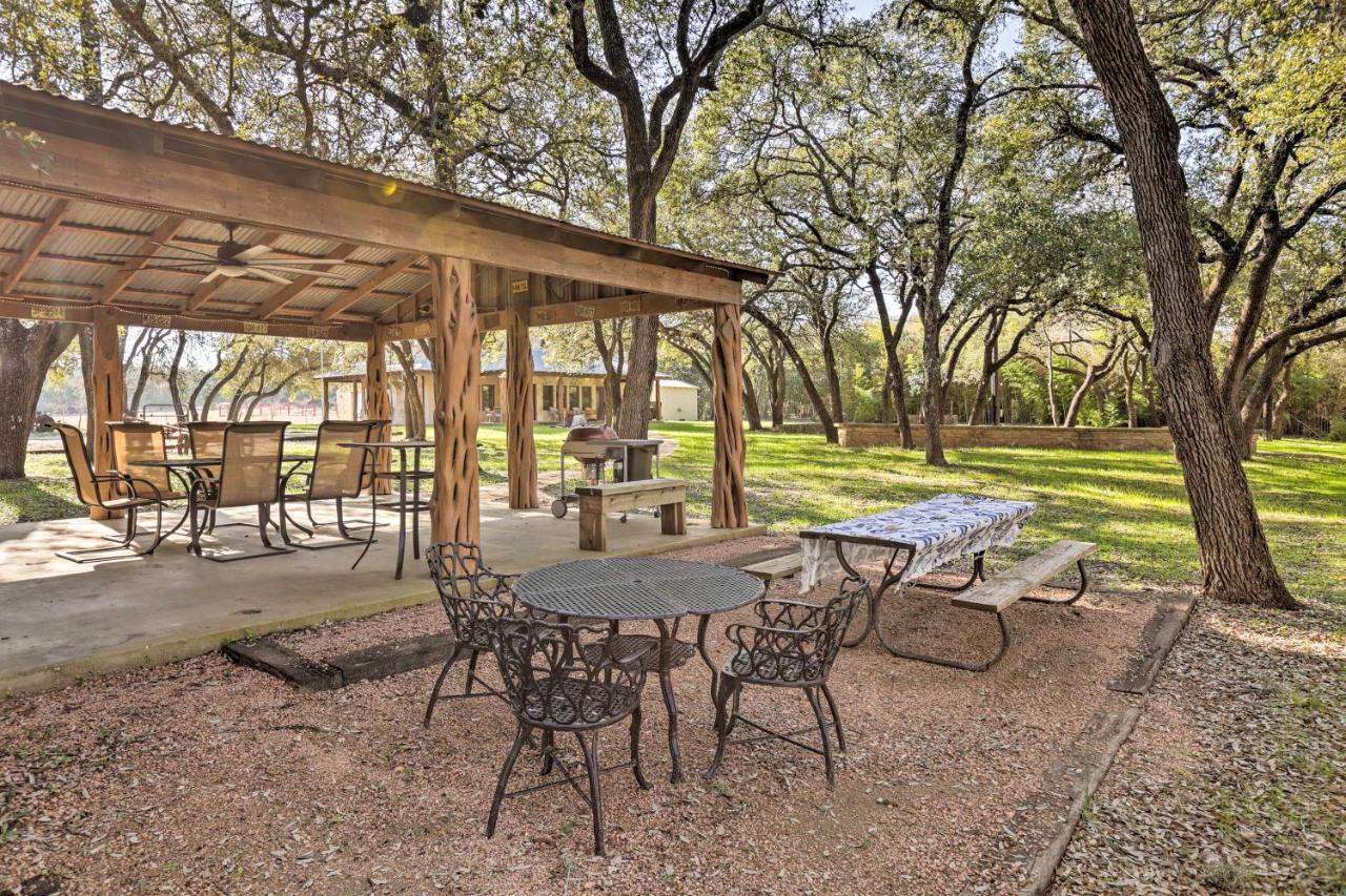 Riverfront Blanco Home With Shaded Porch And Hot Tub Exterior foto