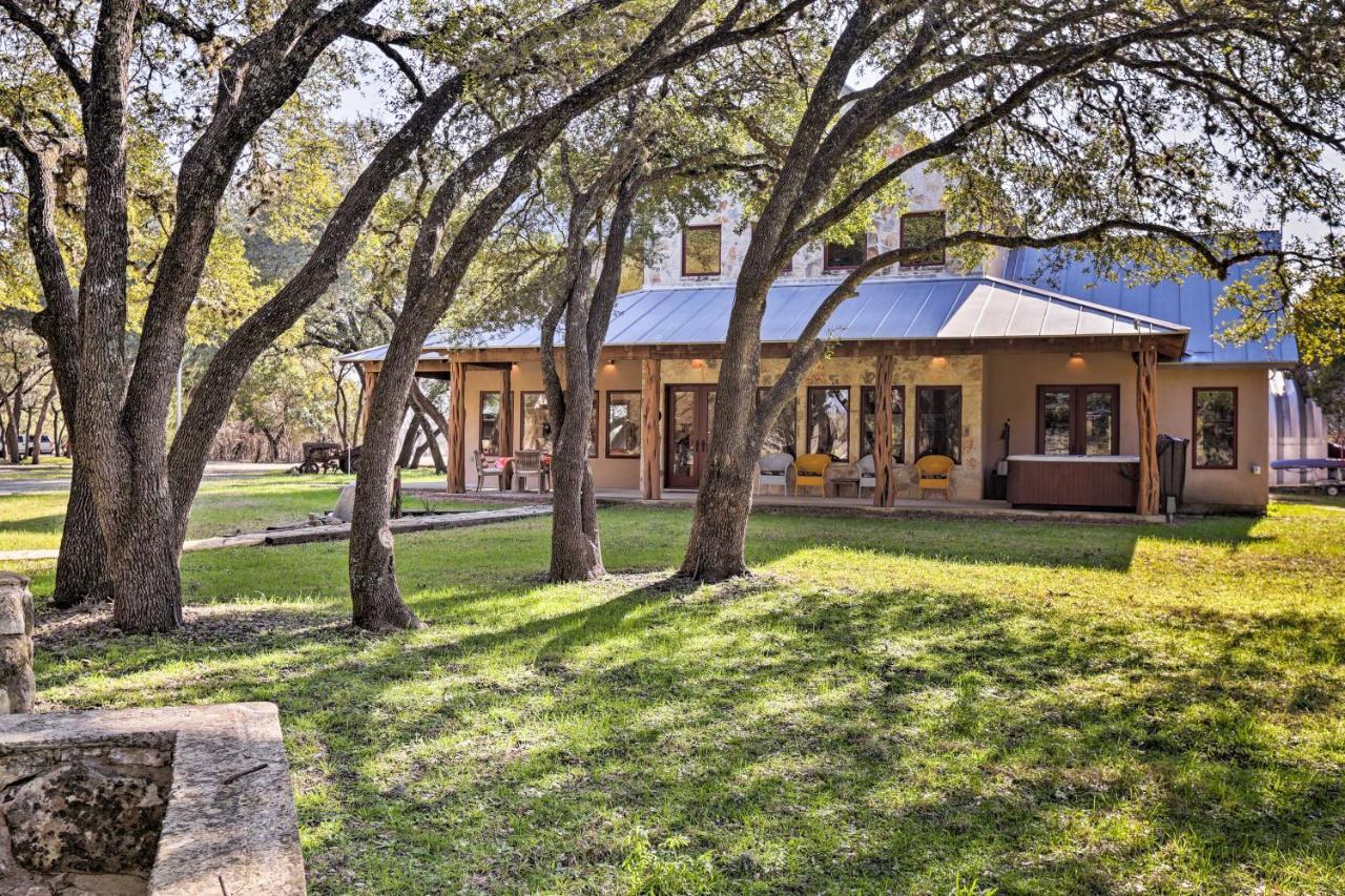 Riverfront Blanco Home With Shaded Porch And Hot Tub Exterior foto